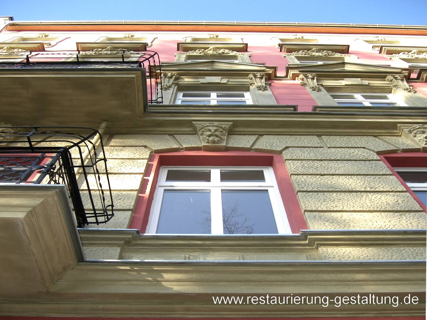 X An der Fassade in Berlin wurde ein großer Teil der blättrigen Farbe entfernt. Da die Stuckbauteile nicht komplett erneuert wurden, haben wir eine Lasur als Patina auf die Bossen und den Stuck in mehreren Schichten beschichtet. So konnten wir für den Auftraggeber Geld sparen und haben ein schönes Gründerzeithaus im neuen Glanz erstrahlen lassen. Neben der Fassade haben wir auch die beiden Treppenhäuser und den Eingang mi historischen Stil, dennoch in einer elegant und zurückhaltend, neu gestaltet. Wir als Unternehmen restaurierung & gestaltung mit unserem Malermeister und Restauratoren und Malern haben uns auf schwierige Untergründe im Malerhandwerk und in der restaurierung spezialisiert. Langlebigkeit und Ästhetik sind die Visitenkarte unseres Unternehmens. So haben einige Mitarbeiter neben Ihrer Ausbildung als Maler auch Weiterbildungen in Form vom Malermeister oder Restaurator im Malerhandwerk gemacht.